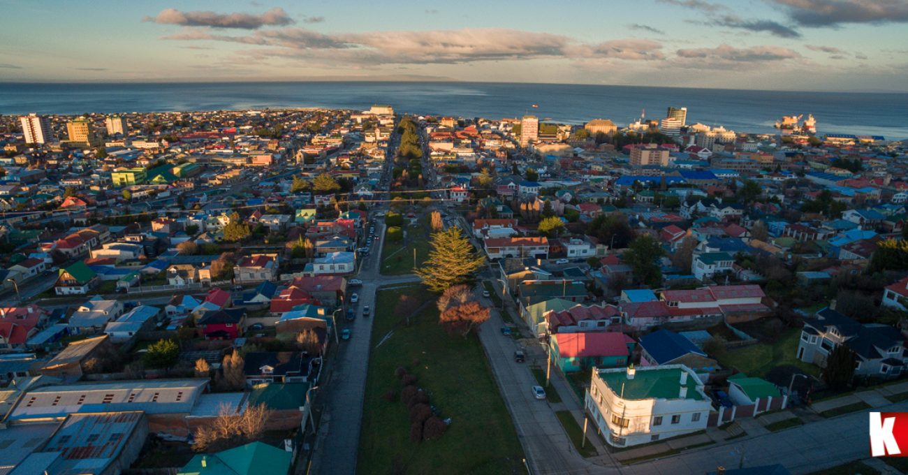 Atardecer de hoy en Punta Arenas, pero visto desde el cielo.